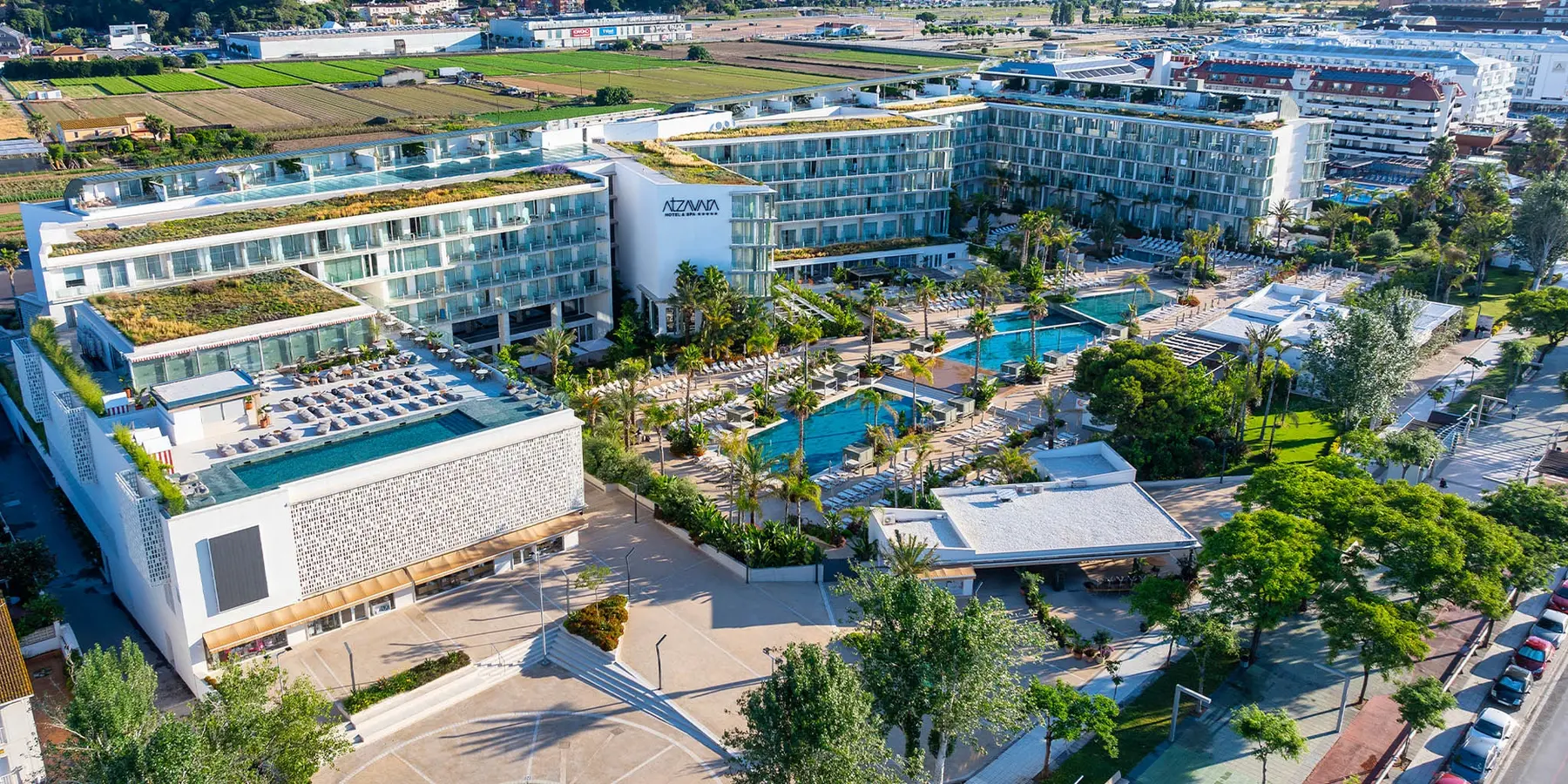 Luchtfoto van Atzavara Hotel & Spa met zwembaden